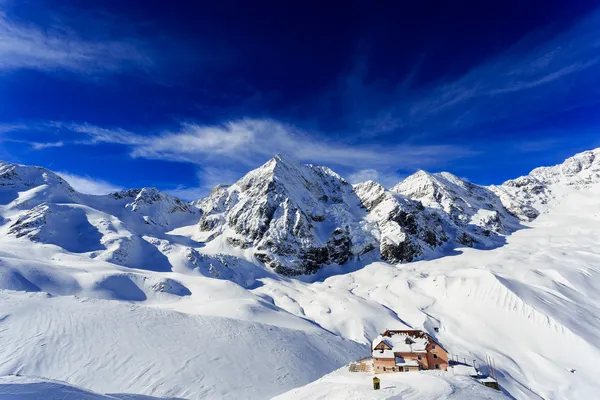 Zimowe góry, rifugio citta di milano (schaubachhutte) — Zdjęcie stockowe