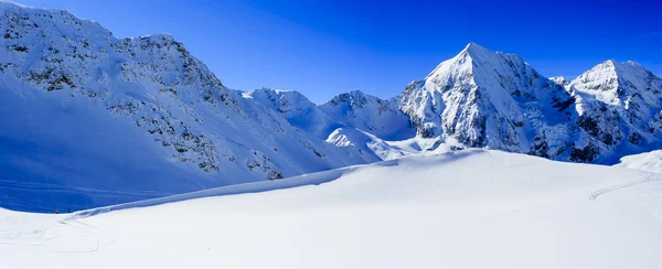 Zimní hory, panorama - zasněžené vrcholky Alp — Stock fotografie