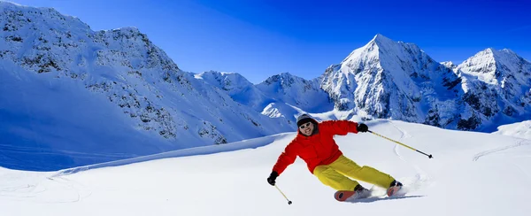Lyže, lyžař, freeride čerstvým popraškem sněhu - muž, sjezdové lyžování — Stock fotografie