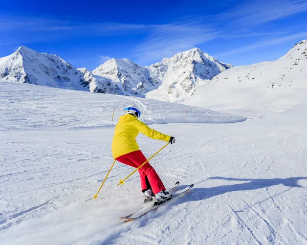 Skiën, skiër, wintersport - vrouwen skiën — Stockfoto