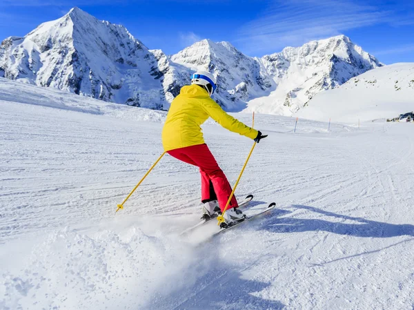 Sci, sciatore, sport invernali - sciare in discesa — Foto Stock