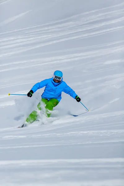 滑雪、 滑雪、 在新鲜粉雪-男子下坡滑雪自由式滑雪 — 图库照片