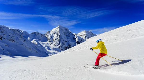 Skiën, skiër, wintersport - vrouwen skiën — Stockfoto