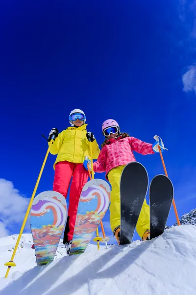 Esquí, esquiadores, sol y diversión invernal - esquiadores disfrutando de vacaciones de esquí — Foto de Stock