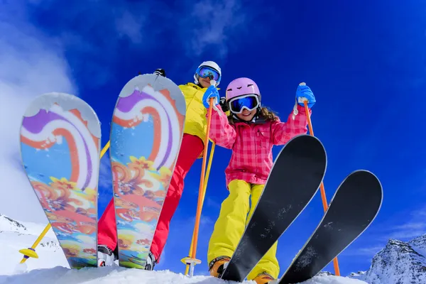 Skifahren, Skifahren, Sonne und Spaß - Familie macht Winterurlaub — Stockfoto