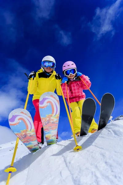 Sci, sciatori, sole e divertimento - vacanza invernale in famiglia enyoing — Foto Stock