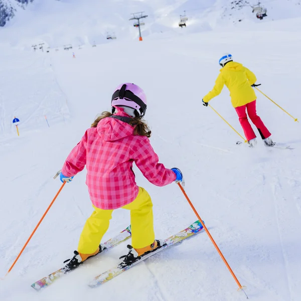 Lyže, lyžaři na sjezdovce - ženské lyžování, sjezdové lyžování — Stock fotografie