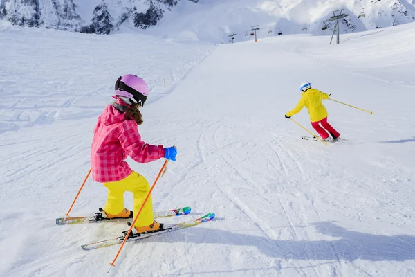 Ski, skidåkare på pisterna - kvinnliga skidåkare skidåkning slalom — Stockfoto