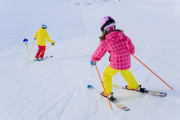 Ski, skiers on ski run - female skiers skiing downhill — Stock Photo, Image