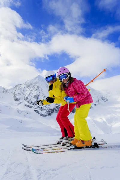 Ski, skidåkare, solen och vinter kul - skidåkare njuta av skidsemester — Stockfoto