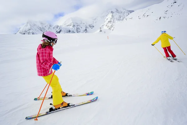 Skiën, Skischool skiërs op ski run - kind skiën afdaling, Les — Stockfoto