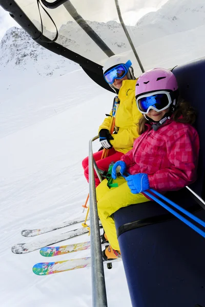 Kayak kaldırma, kayak, kayak merkezi - mutlu kayakçılar — Stok fotoğraf