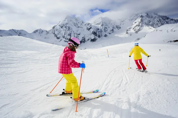 Skifahren, Skifahrer auf der Piste - Kinderskiabfahrt, Skikurs — Stockfoto