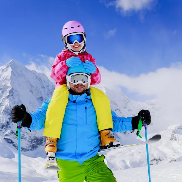 Ski, inverno, neve, esquiadores, sol e diversão — Fotografia de Stock