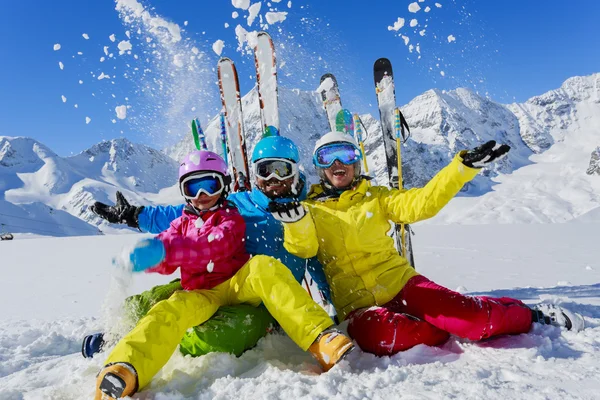 Esquí, invierno, nieve, esquiadores, sol y diversión Imagen de stock