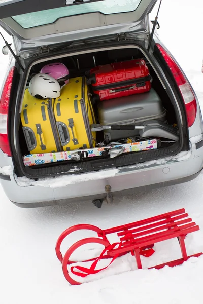 Zima, Podróże - samochód z bagażem gotowy do podróży na zimowe wakacje — Zdjęcie stockowe