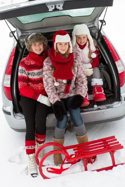 Зима, путешествия - семья с багажом, готовая к поездке на зимние каникулы — стоковое фото