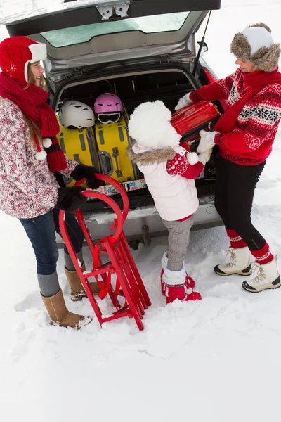 Invierno, viaje - familia con equipaje listo para el viaje de vacaciones de invierno —  Fotos de Stock