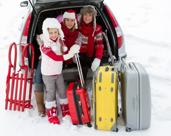 Invierno, viaje - familia con equipaje listo para el viaje de vacaciones de invierno —  Fotos de Stock