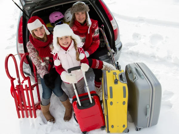 Winter, travel - family with baggage ready for the travel for winter vacation — Stock Photo, Image