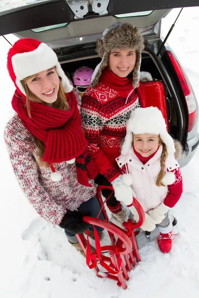 Inverno, viaggio - famiglia con bagagli pronti per il viaggio per le vacanze invernali — Foto Stock