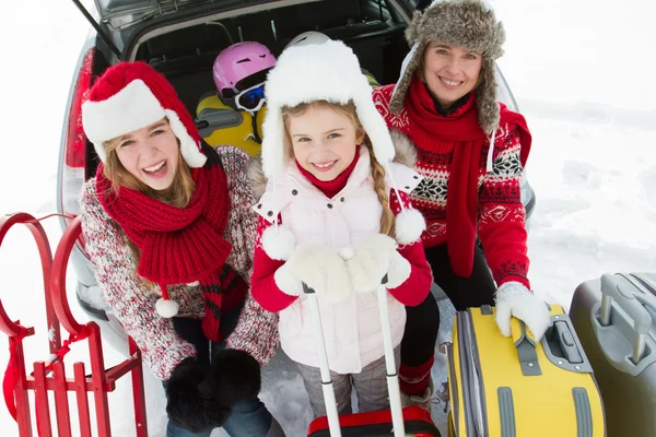 Inverno, viaggio - famiglia con bagagli pronti per il viaggio per le vacanze invernali — Foto Stock