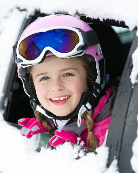 Invierno, esquí - niño feliz en el camino para las vacaciones de esquí —  Fotos de Stock