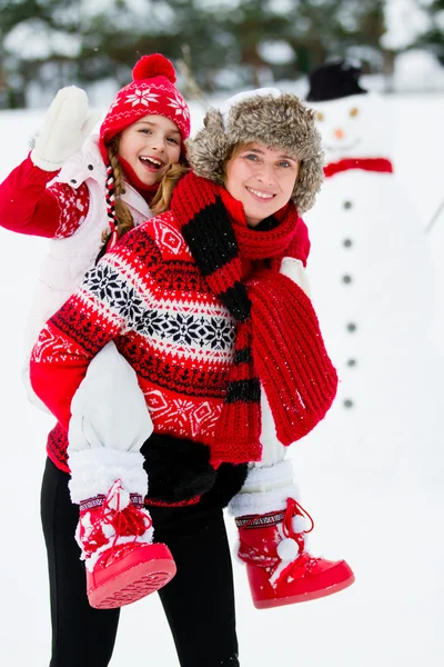 Diversión de invierno, muñeco de nieve y familia feliz — Foto de Stock
