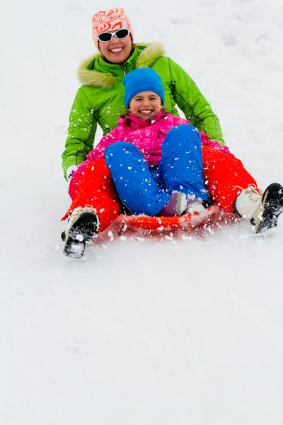 Vinter spelar, kul, snö och familj kälkåkning på vintern — Stockfoto