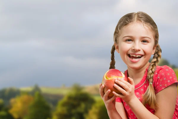 Piękne dziewczyny z czerwonym jabłkiem — Zdjęcie stockowe
