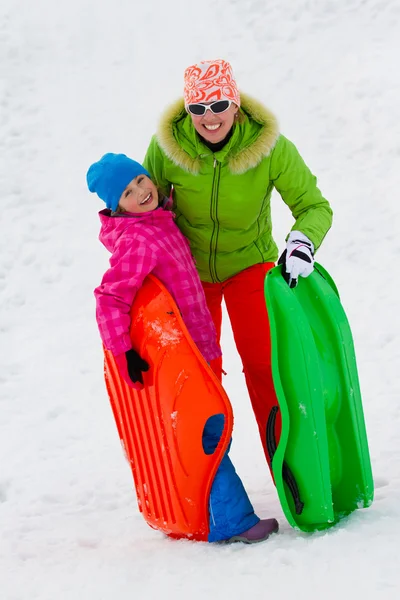 Vinter spelar, kul, snö och familj kälkåkning på vintern — Stockfoto