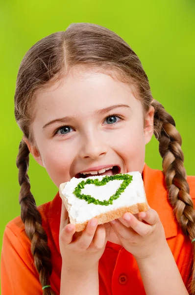 Våren sandwich - härlig flicka äter keso med gräslök på bröd — Stockfoto
