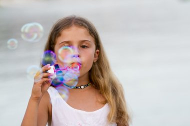 Yaz sevinç, sabun köpüğü - güzel kız blowing bubbles