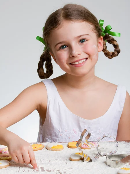 Frohe Ostern - schönes Mädchen backt Osterplätzchen — Stockfoto