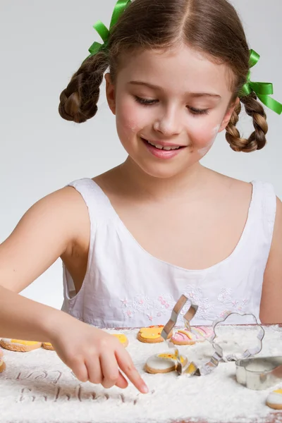 Frohe Ostern - schönes Mädchen backt Osterplätzchen — Stockfoto