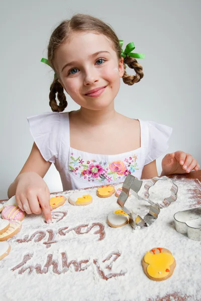 复活节快乐-可爱的女孩做复活节饼干 — 图库照片