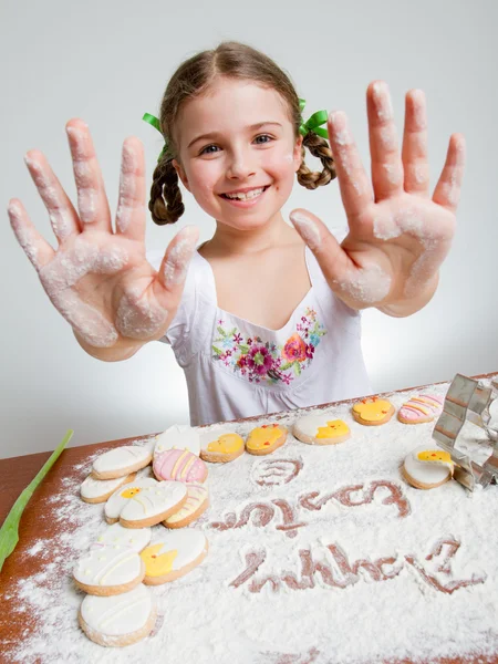 Páscoa feliz - menina encantadora fazendo biscoitos de Páscoa — Fotografia de Stock