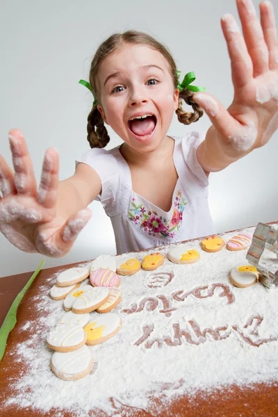 Feliz Pascua - chica encantadora haciendo galletas de Pascua — Foto de Stock