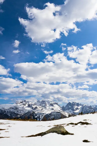 Tavasszal a Dolomitok-hegy, olasz Alpok (unesco természeti világörökség címere) — Stock Fotó