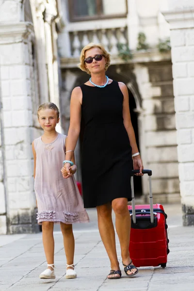 Touring Venedig - härlig tjej och mamma med resväskan i Venedig — Stockfoto