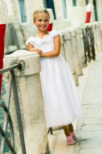 Βενετία, Ιταλία - πορτρέτο του όμορφη κοπέλα στην παλιά πόλη — Φωτογραφία Αρχείου