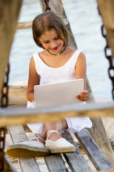 Girl with netbook - young girl with netbook resting on the beach — Stock Photo, Image