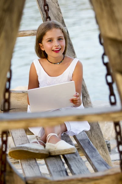 Menina com netbook - menina com netbook descansando na praia — Fotografia de Stock