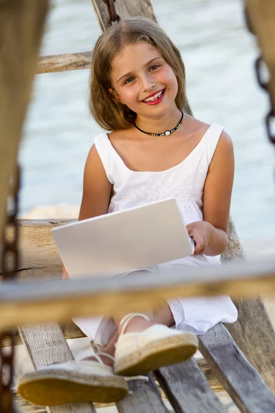 Girl with netbook - young girl with netbook resting on the beach — Stock Photo, Image