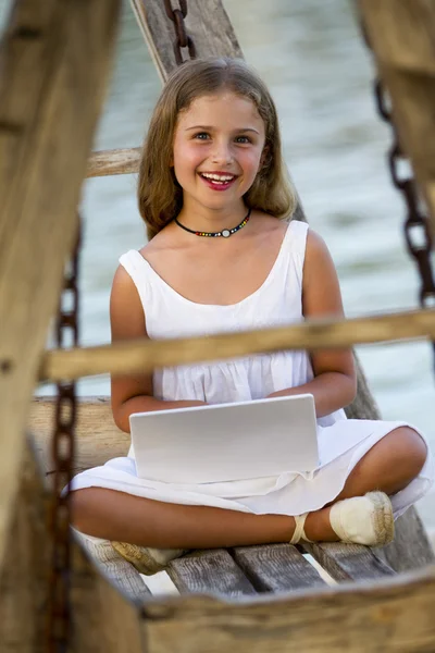 Girl with netbook - young girl with netbook resting on the beach — Stock Photo, Image