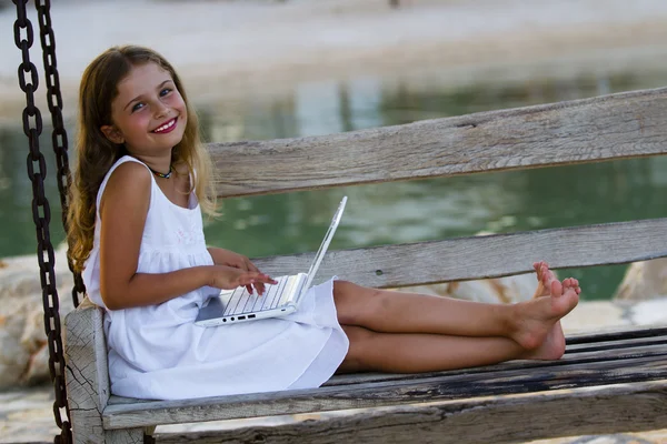 Menina com netbook - menina com netbook descansando na praia — Fotografia de Stock