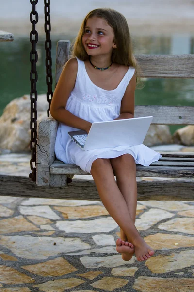 Flicka med netbook - ung flicka med netbook vila på stranden — Stockfoto