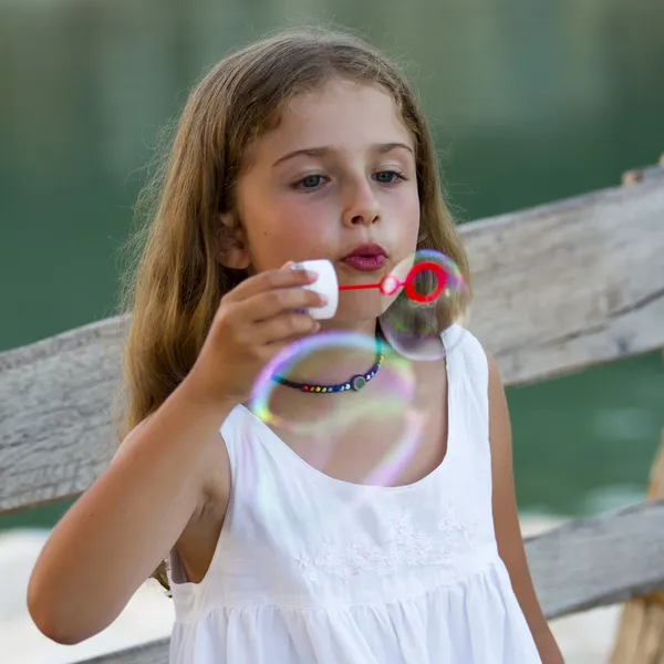 Nyári öröm, szappanbuborék - szép lány buborékokat eregetett — Stock Fotó