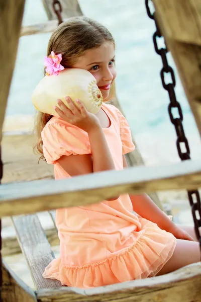 여름 해변, 여름 기쁨-해변에서 포탄을 가진 아름 다운 소녀 — 스톡 사진