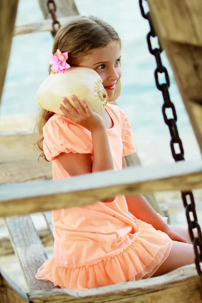 Yaz plaj, yaz sevinç - kabuk sahilde güzel kızla — Stok fotoğraf